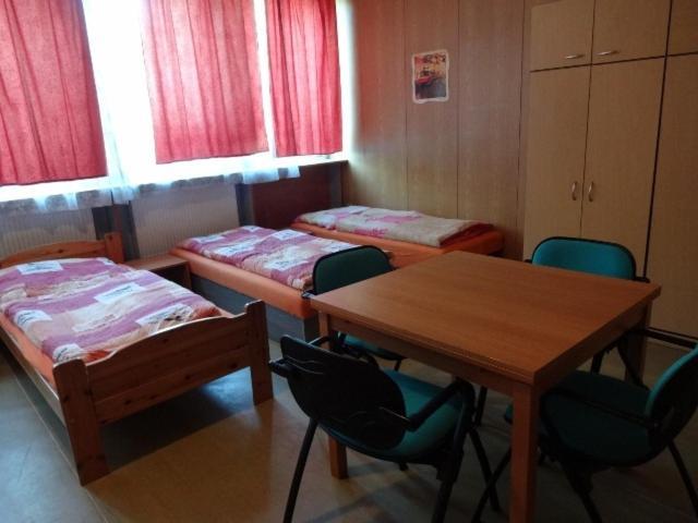 Hostel Monty Říčany Стая снимка