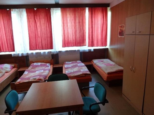 Hostel Monty Říčany Стая снимка