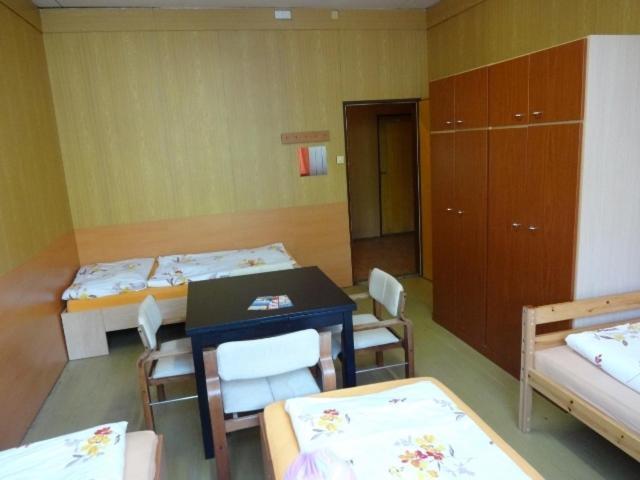 Hostel Monty Říčany Стая снимка